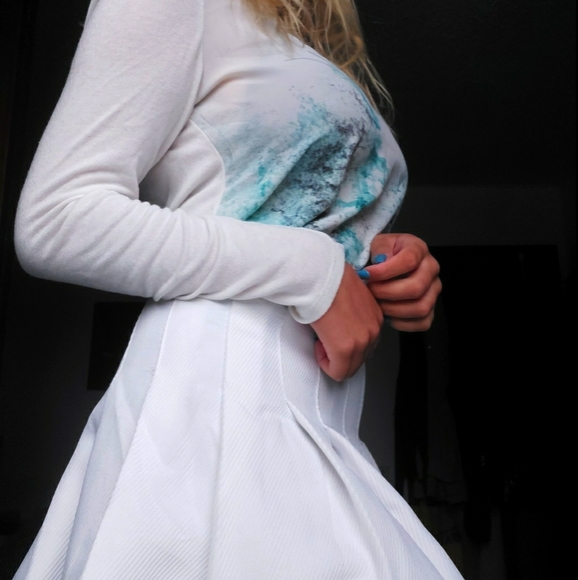 I'm selling a white shirt - Picture 2 of 3